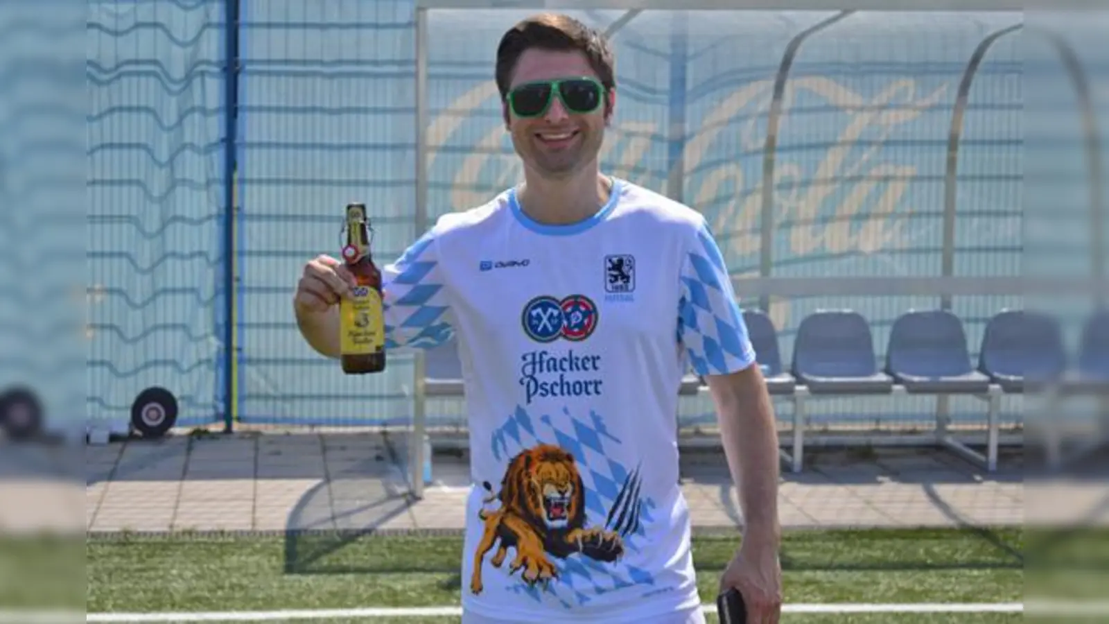 Futsal-Pionier bei den Löwen: Edin Kulasic mit neuem Saisontrikot.  (Foto: TSV 1860 Futsal)