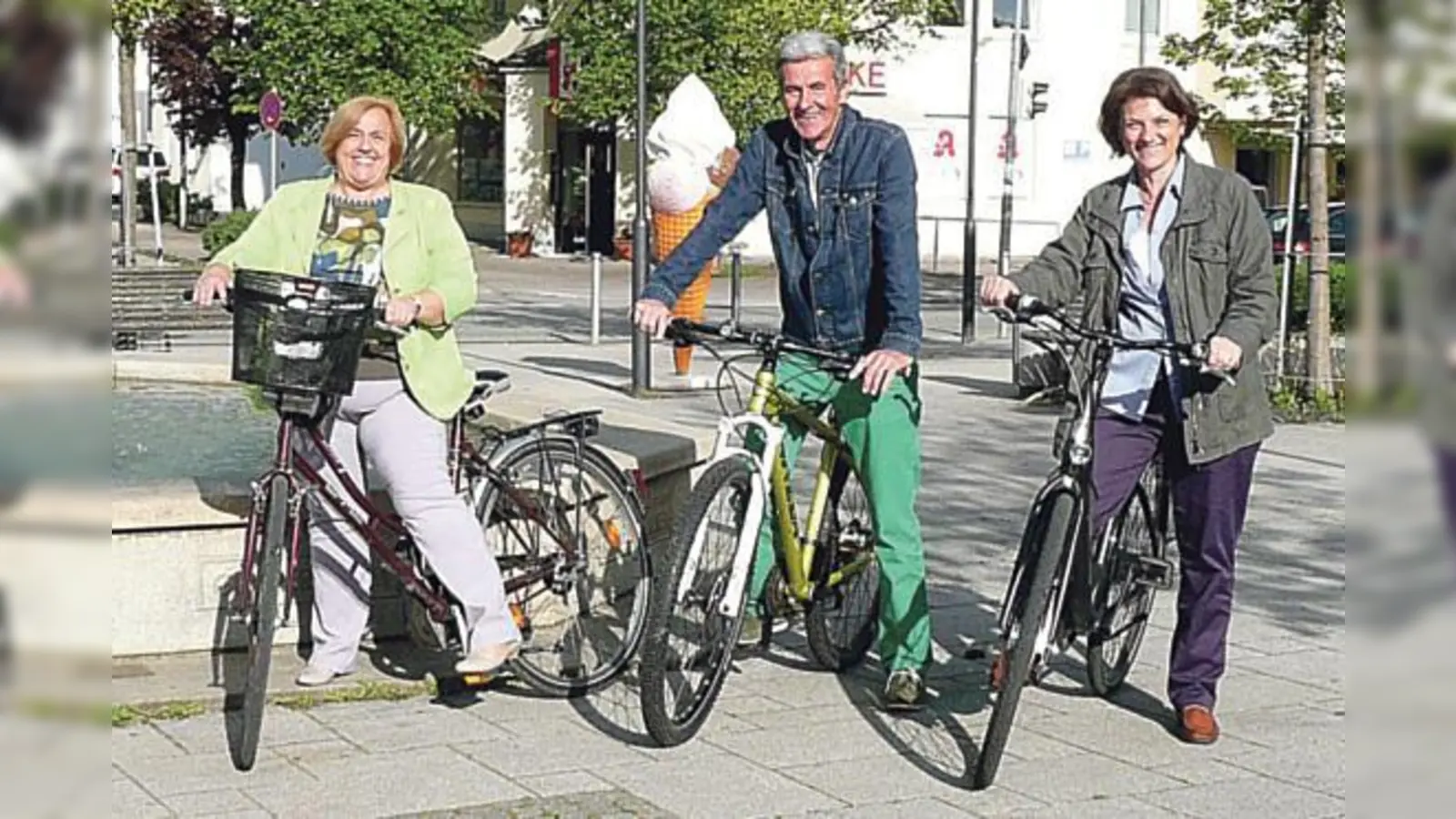 Bürgermeisterin Barbara Bogner, Josef Loibl und Regina Aigner (v. l.) freuen sich auf viele Mitradler bei der Aktion Stadtradeln.	 (Foto: VA)