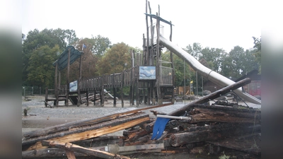 Der Wolkenturm ist morsch; diese Woche wurde mit dem Abbau begonnen. (Foto: job)