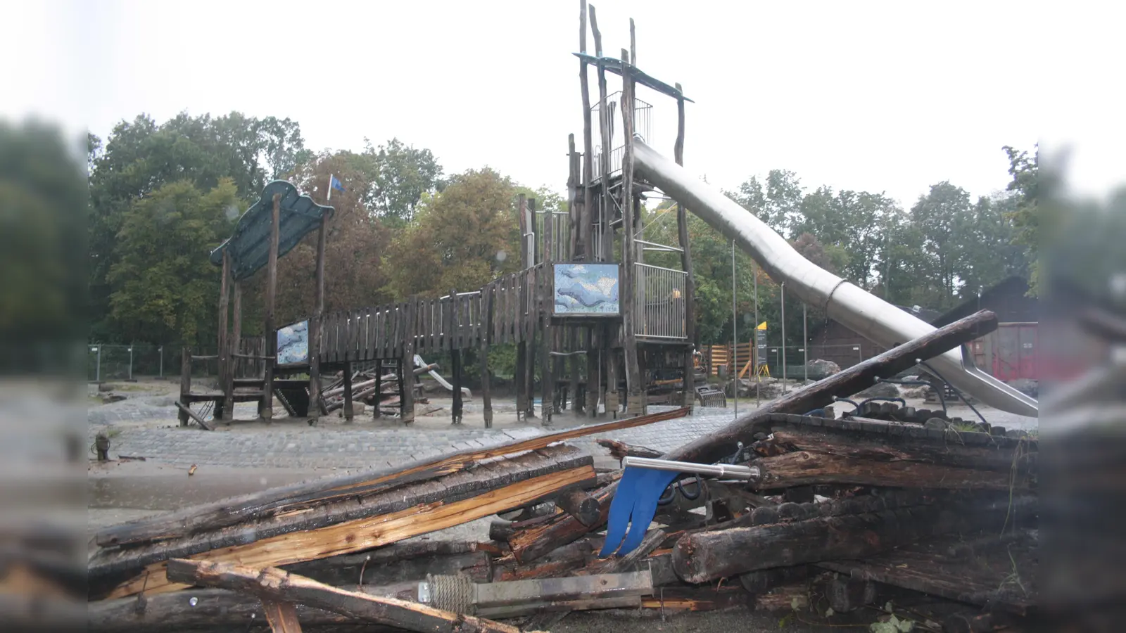 Der Wolkenturm ist morsch; diese Woche wurde mit dem Abbau begonnen. (Foto: job)
