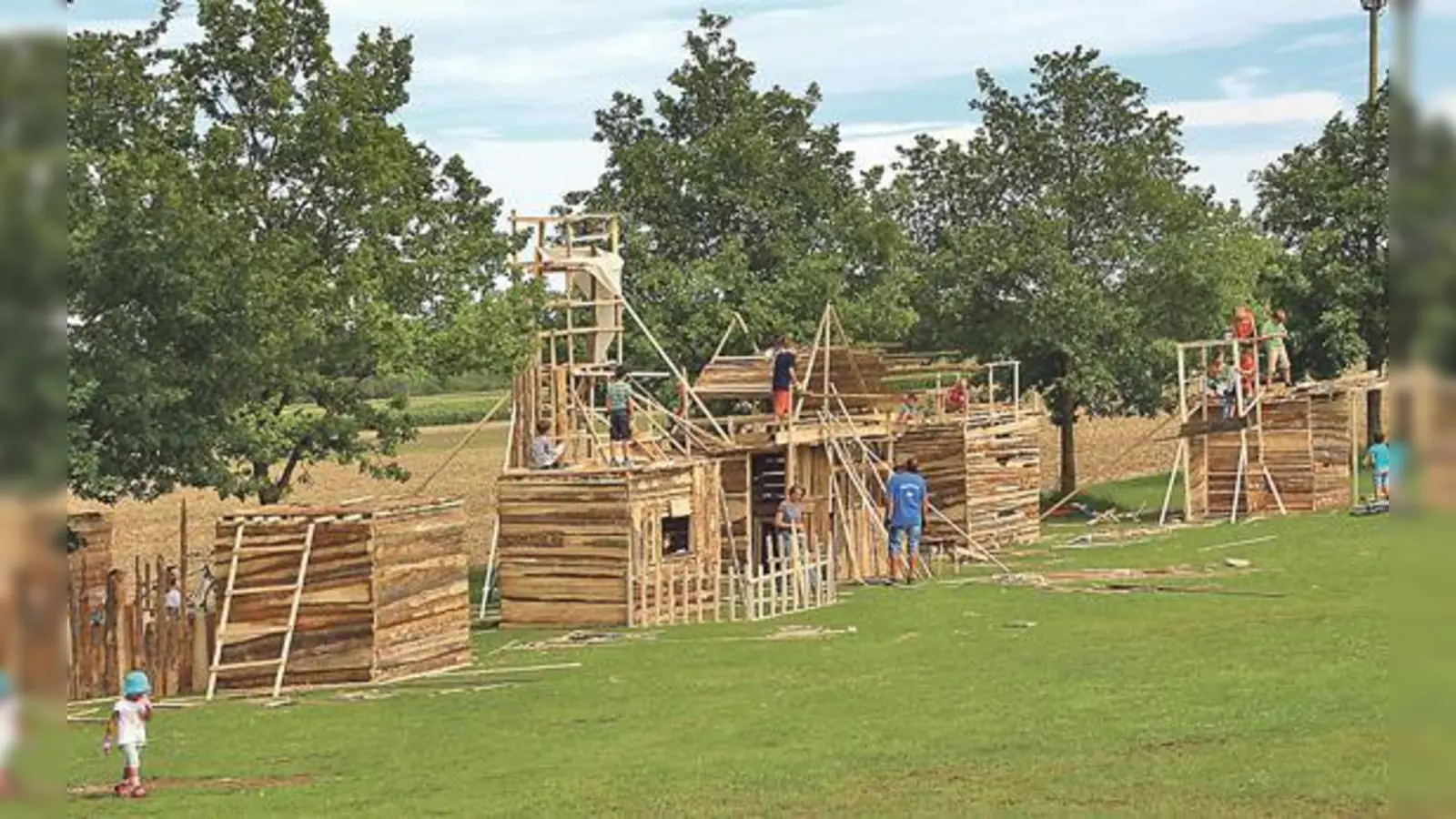 Mit viel Eifer bauten die rund 75 kleinen Handwerker  ihre Traumhäuschen.	 (Foto: privat)