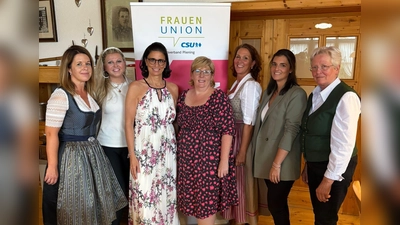 Das neu gewählte Vorstandsteam (v.l.): Kathleen Buchmann (Schriftführerin), Steffi Niwek (Schatzmeisterin), Verena Engelhardt (stellvertretende Vorsitzende), Sandra Liess (Vorsitzende), Sandra Steidle (Beisitzerin), Sabine Schmidt (Beisitzerin) und Anni Wachinger (Beisitzerin).  (Foto: Englhardt)