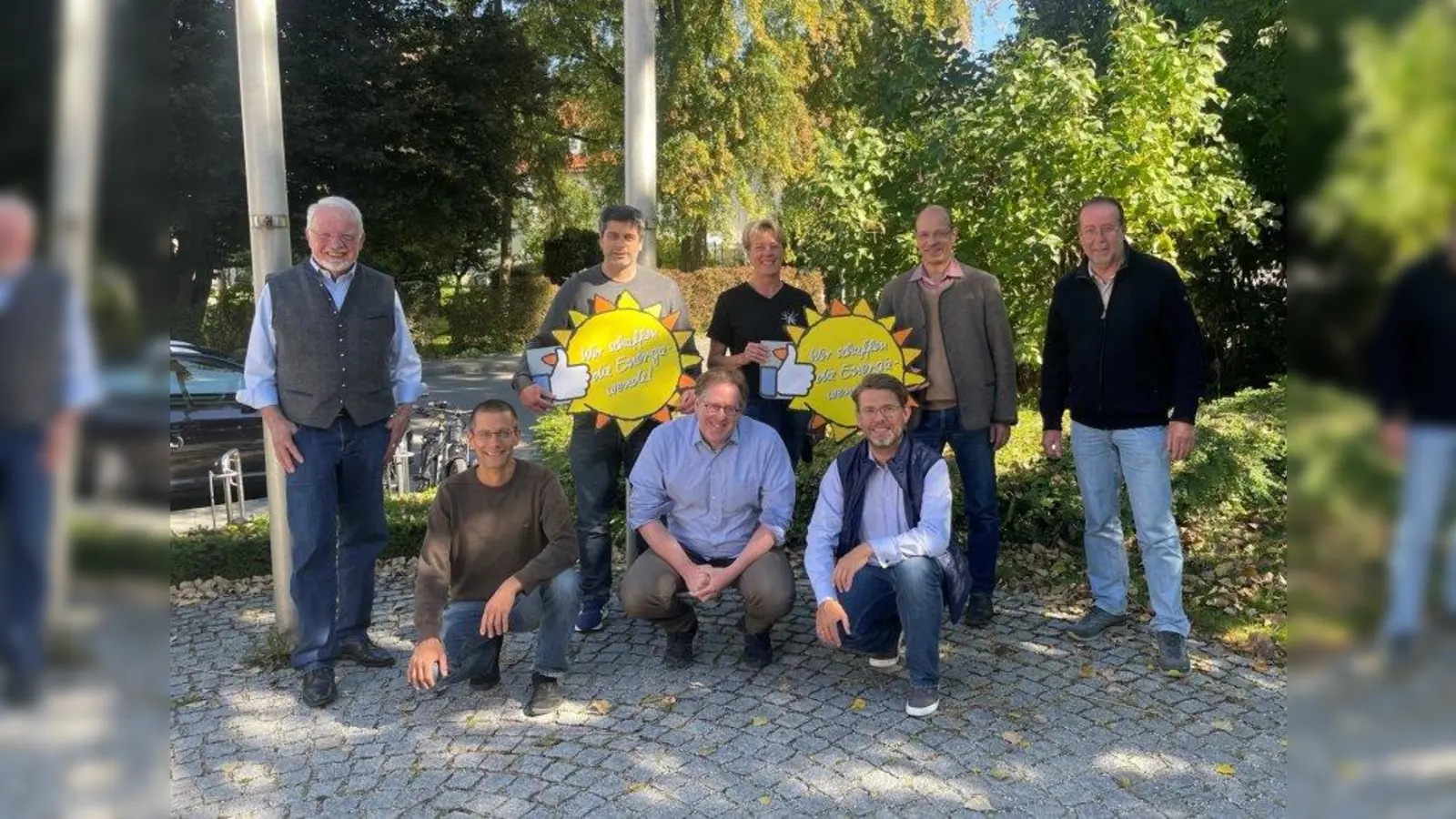 Stellvertretend für das Gründungsteam der Bürgerenergiegenossenschaft Sonnenselgler (vorne von links): Christoph Mokler (Germering), Stefan Eibl, Falk-Wilhelm Schulz (Olching) sowie (hinten) Max Keil, Jürgen Honold (Puchheim), Susanne Droth (Bruck), Michael Lorenz (Germering) und Josef Arlt (Olching). (Foto: Schulz)
