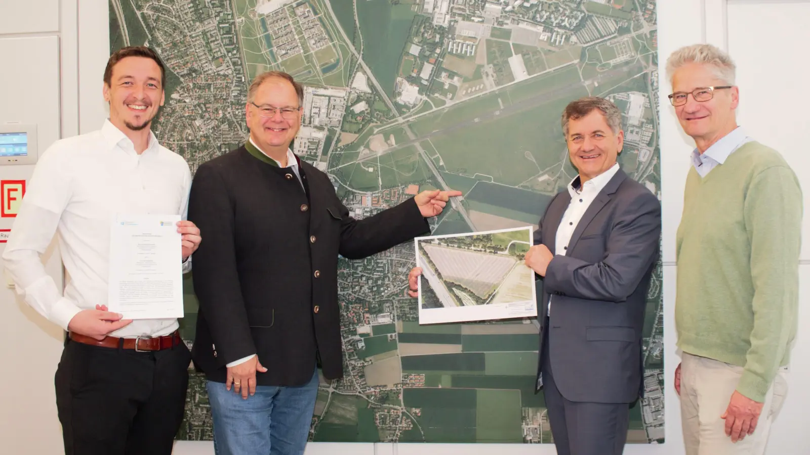 Manuel Heim (Klimaschutz und Verkehr), Wolfgang Panzer (Bürgermeister), Wolfgang Geisinger (BEU-Vorsitzender) und Volker Penka (BEU-Projektleiter) bei der Vertragsunterzeichnung (v.l.). (Foto: Gemeinde Unterhaching)