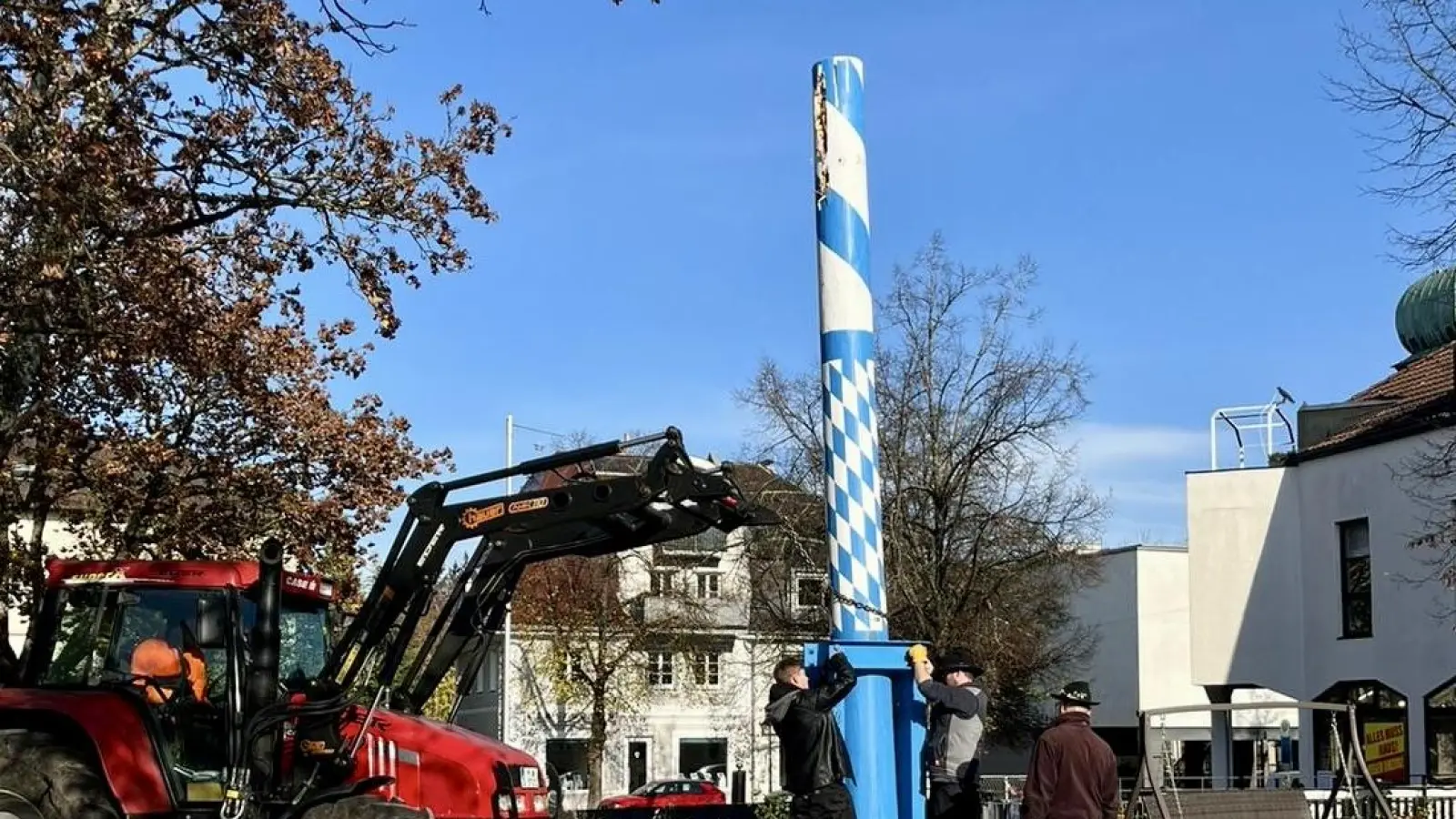 Am zweiten Novemberwochenende wurde der Planegger Maibaum abgenommen. Grund dafür war eine ausgeprägte Holzfäule.<br> (Foto: Ulrike Seiffert)