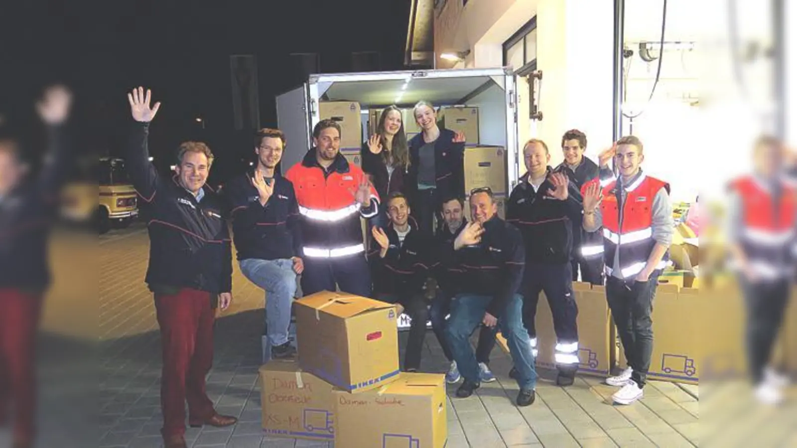 Die ehrenamtlichen Helfer des Malteser Hilfsdienstes nach der erfolgreichen Verteilung von Spenden an die Asylbewerber in der Notunterkunft.	 (Foto: VA)