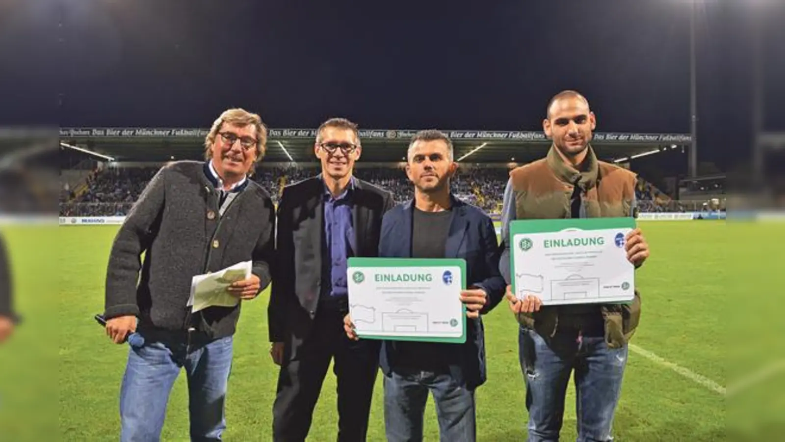 Echte Helden auf dem Spielfeld: Löwen-Stadionsprecher Stefan Schneider und BFV-Vizepräsident Jürgen Pfau freuen sich mit Ekrem Can und Aleksandar Radulovic (v.l.) über deren Auszeichnung.	 (Foto: Bayerischer Fußball-Verband)