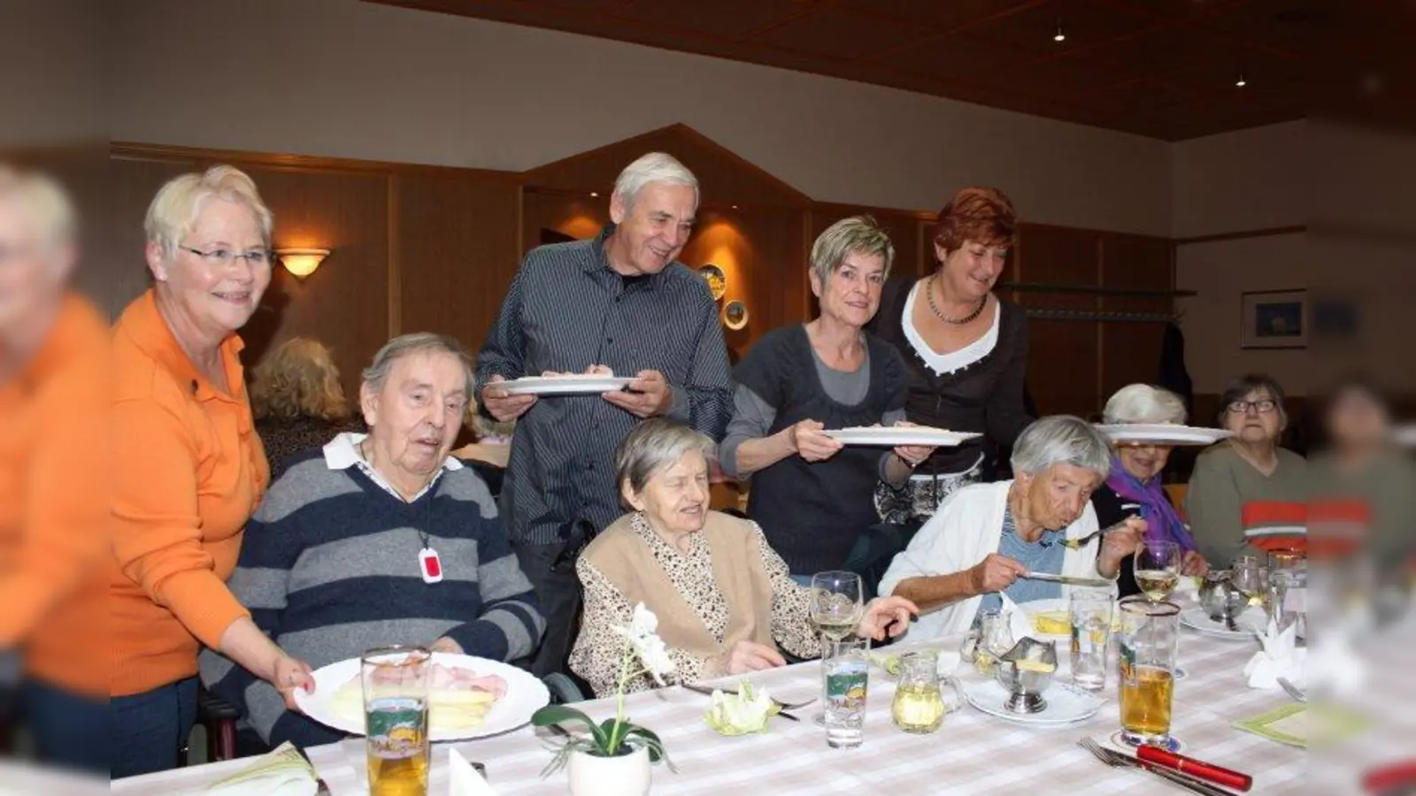 Spargelessen in der Heide Volm: Elfi Kalkühler, Günter und Hanni Hartmeier und Evi Stranad (v.l.) vom Martinsrieder Christkindlmarkt e.V. bewirten ihre Gäste. (Foto: US)