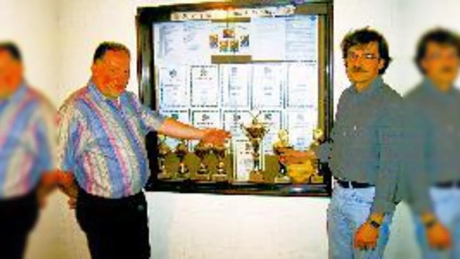 Rainer Belm (li.) und Leonhard Wabro verweisen auf die sportlichen Erfolge der Garchinger Schützen. Mit Gewalt hat das nichts zu tun.	 (Foto: cr)