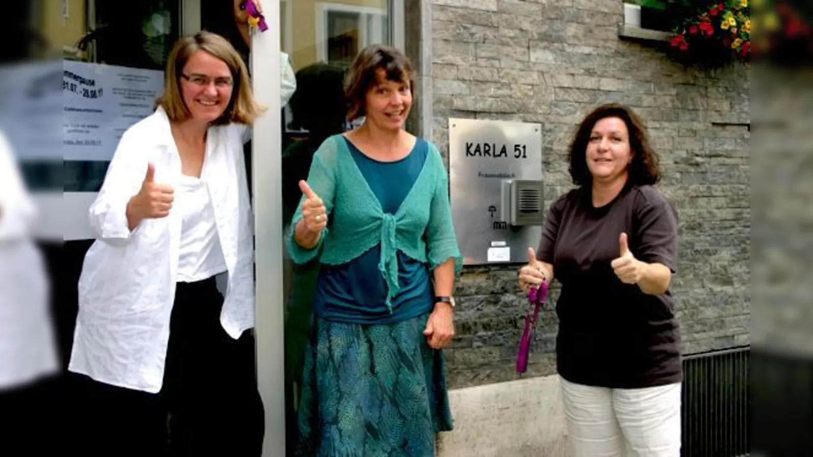 »Daumen hoch  wir hoffen, dass wir hier bleiben können« sagen Bernadette Schmid, Elke Gabler und Isabel Schmidhuber (v.l.).	 (Foto: scy)