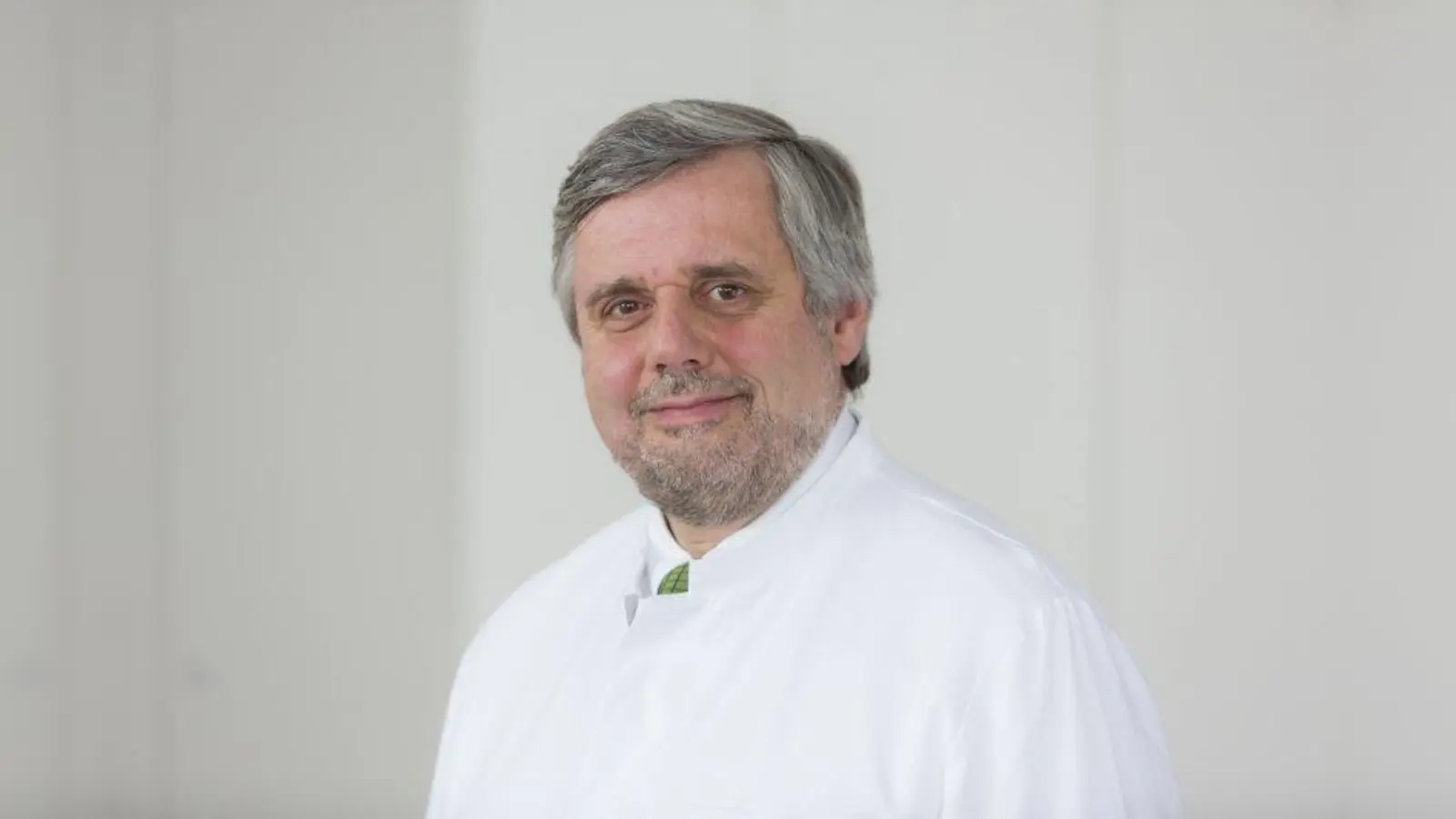 Dr. med. Ulrich März, Facharzt für Neurochirurgie und Chefarzt der Wirbelsäulenchirurgie am Chirurgischen Klinikum München Süd (Foto: Carolin Jacklin)