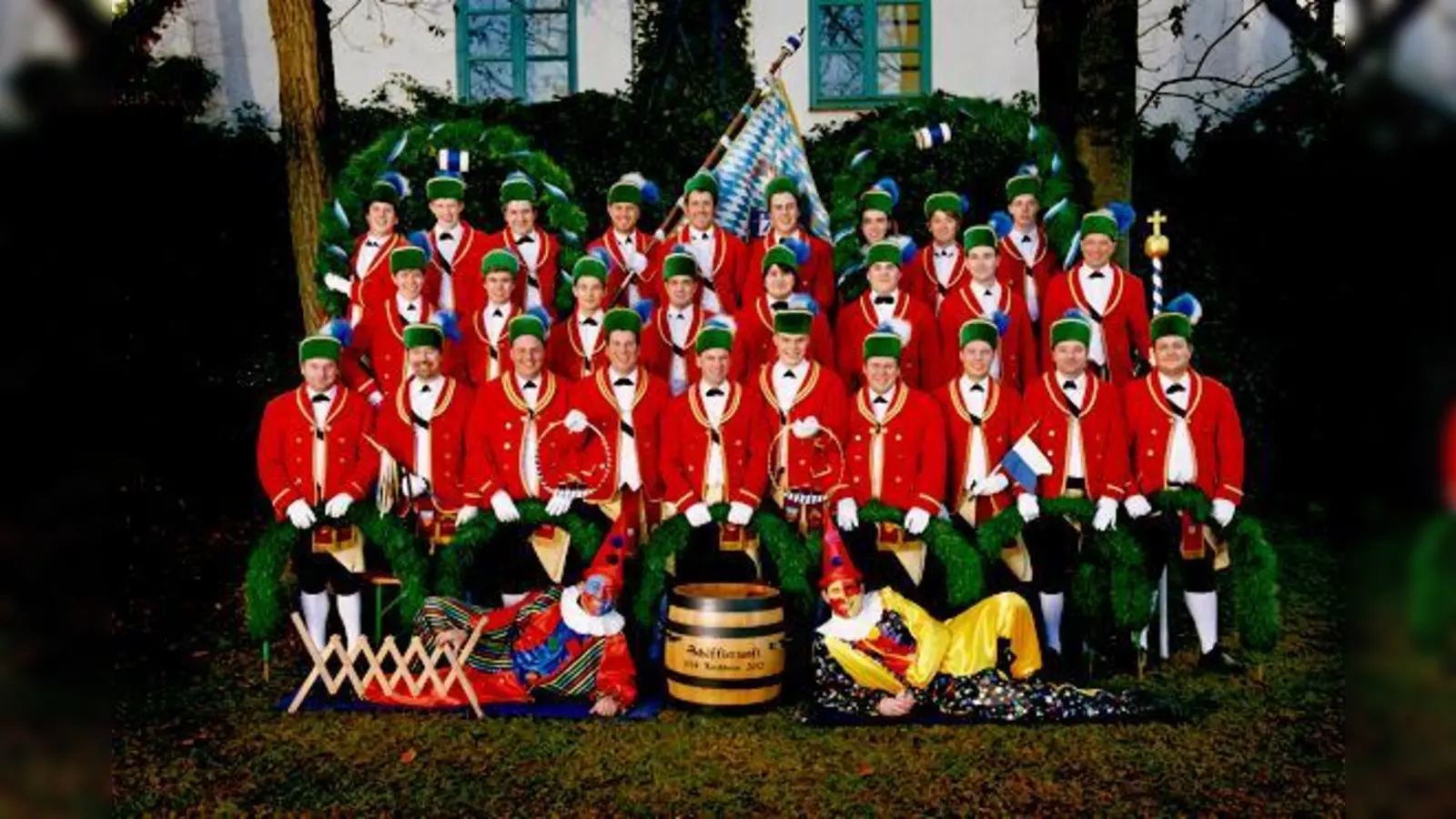 Gruppenbild mit den Tänzern, Reifenschwingern und Kasperl: Die Kirchheimer Schäffler freuen sich auf ihre Auftritte.	 (Foto: VA)