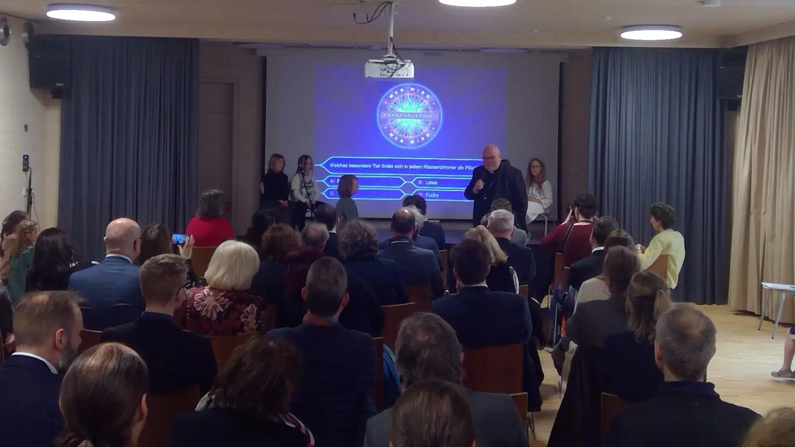 Wer wird Franziskus-Profi? Auch Kardinal Reinhard Marx durfte eine Frage zum Namenspatron der neuen Grundschule im Kirchlichen Zentrum beantworten. (Foto: bas)