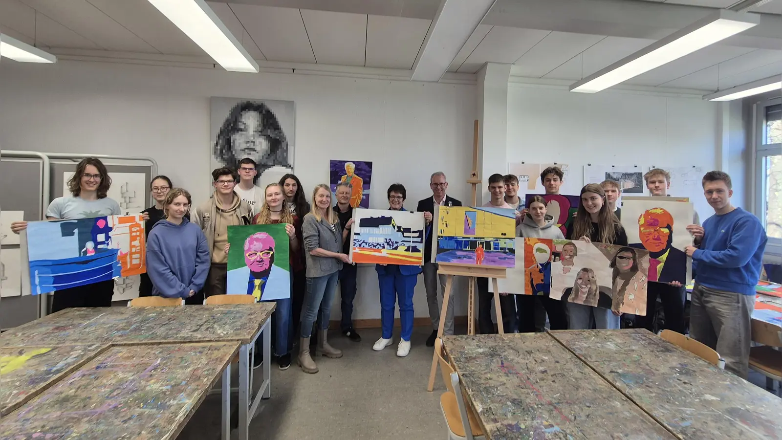 Schülerinnen und Schüler der Klasse 11d des Otto-von-Taube-Gymnasiums v.l.n.r.: Jan-BeIa Jurgan, Tamiko Soboll, Nicola Rosenfeld, Julian Mayzlin, Timo Mayzlin, Theresa Gießler, Pepe Ottmar, Elias Qiouame, Timo Stallberg, Sonja Knapikova, Alexander Ruppel, Holly Pascoe, Philipp Bacs, PhiIipp Lange, Tristan Meise. In der Mitte: Svantje Munzert, Sebastian Hofmüller, Dr. Brigitte Kössinger, Alexander Schröder.  (Foto: Gemeinde Gauting)