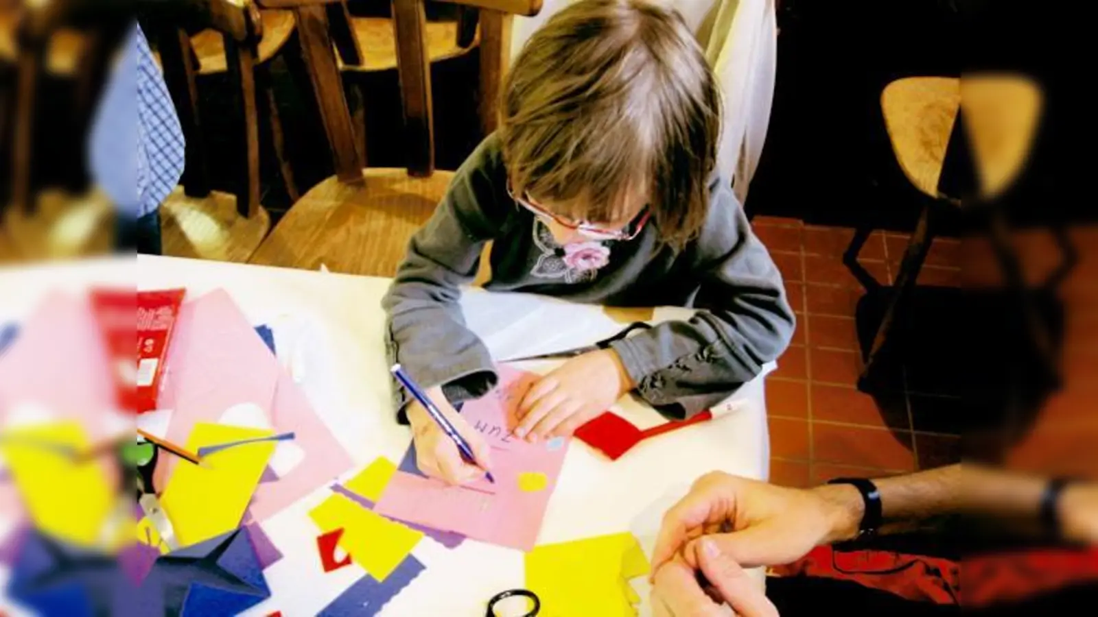 Nach einem Spaziergang durch den Park können die Kinder ein Muttertagsgeschenk basteln.	 (Foto: VA)