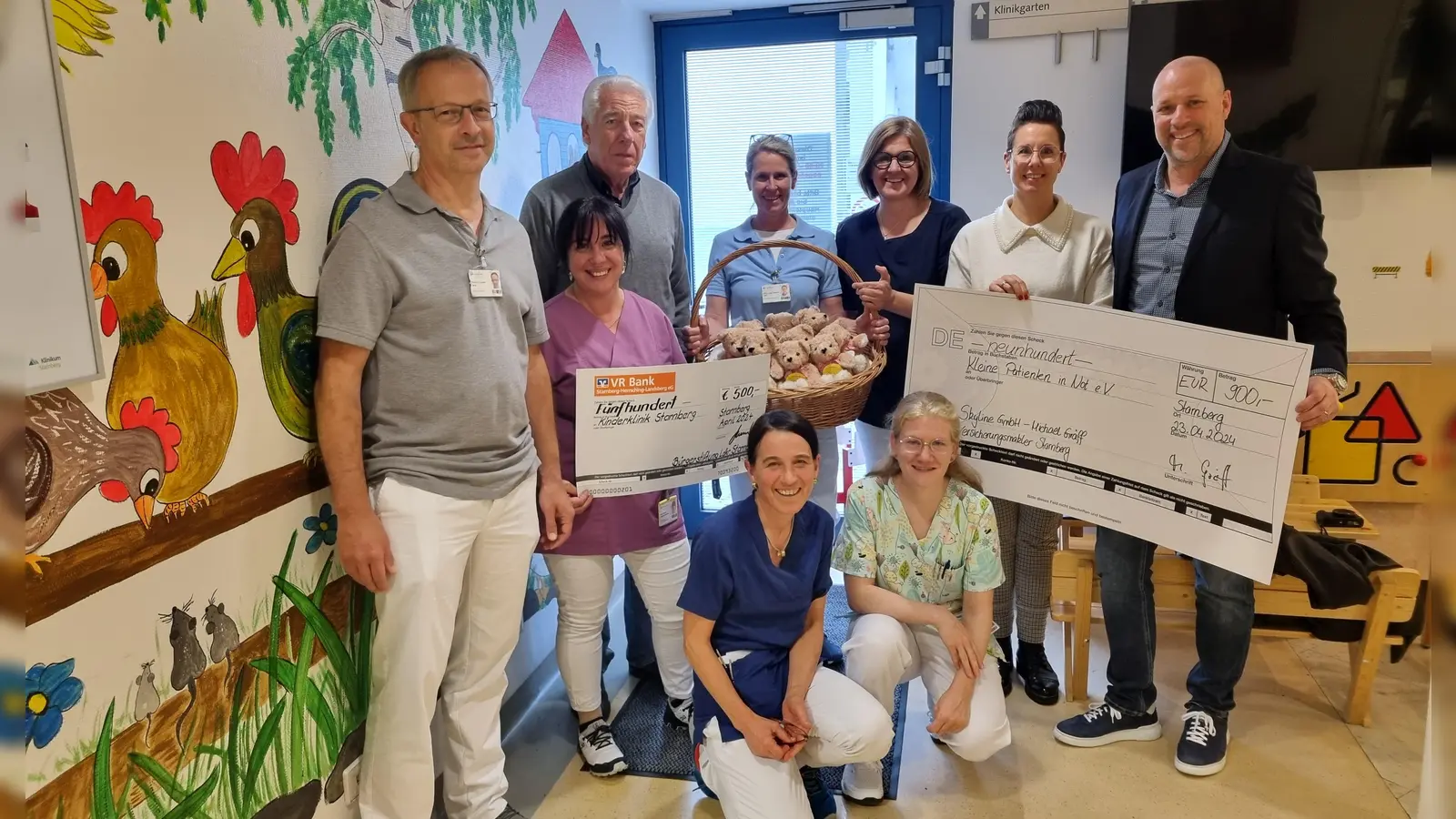 Freuten sich über die Trösterbären (von links): Prof. Dr. med. Thomas Lang, Cristina Rebelo, Gustav Huber, PD Dr. med. Susanne Jonat, Petra Schwaiger, Angela Gräff und Michael Gräff sowie (vorne von links) Susanne Welzmüller und Verena Leinen. (Foto: Klinikum Starnberg)