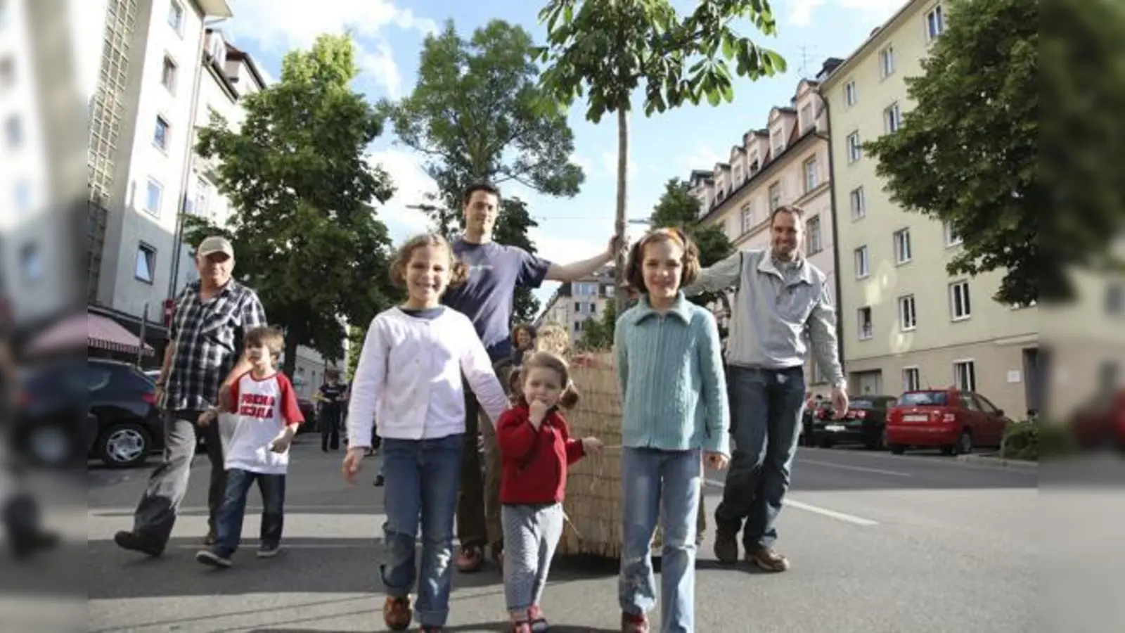 Alle dürfen mitanpacken: beim Wanderbaumumzug am 9. September.  (Foto: Green City)
