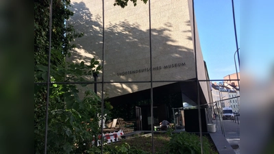 Noch hinter einem Bauzaun: Das Sudetendeutsche Museum wird eine Jahrhunderte lange Geschichte dokumentieren. Die Öffnung war bereits für 2018 anberaumt.<br> (Foto: dm)
