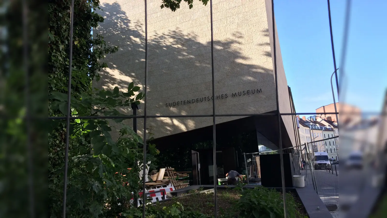 Noch hinter einem Bauzaun: Das Sudetendeutsche Museum wird eine Jahrhunderte lange Geschichte dokumentieren. Die Öffnung war bereits für 2018 anberaumt.<br> (Foto: dm)