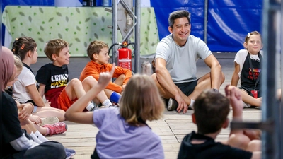 Sternekoch Tohru Nakamura gab den Ferienprogramm-Teilnehmern viele Koch- und Küchentipps. Unter anderem wurde die Frage beleuchtet, wie man ohne Tränen Zwiebeln schneidet.  (Foto: Gerhard Bieber)