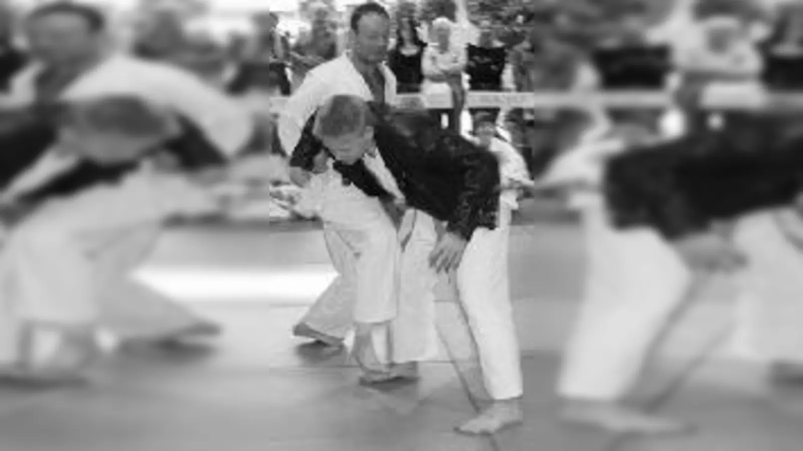 Was hier demonstriert wird, kann im Ernstfall lebensrettend sein: Selbstverteidigung. 	 (Foto: Verein)