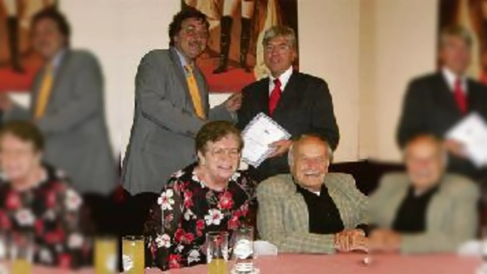 MdL Unterländer überreicht dem sichtlich überraschten ersten Vorsitzendem Erhard Wnendt die Urkunde zum 25-jährigen Jubiläum. 	 (Foto: Privat)