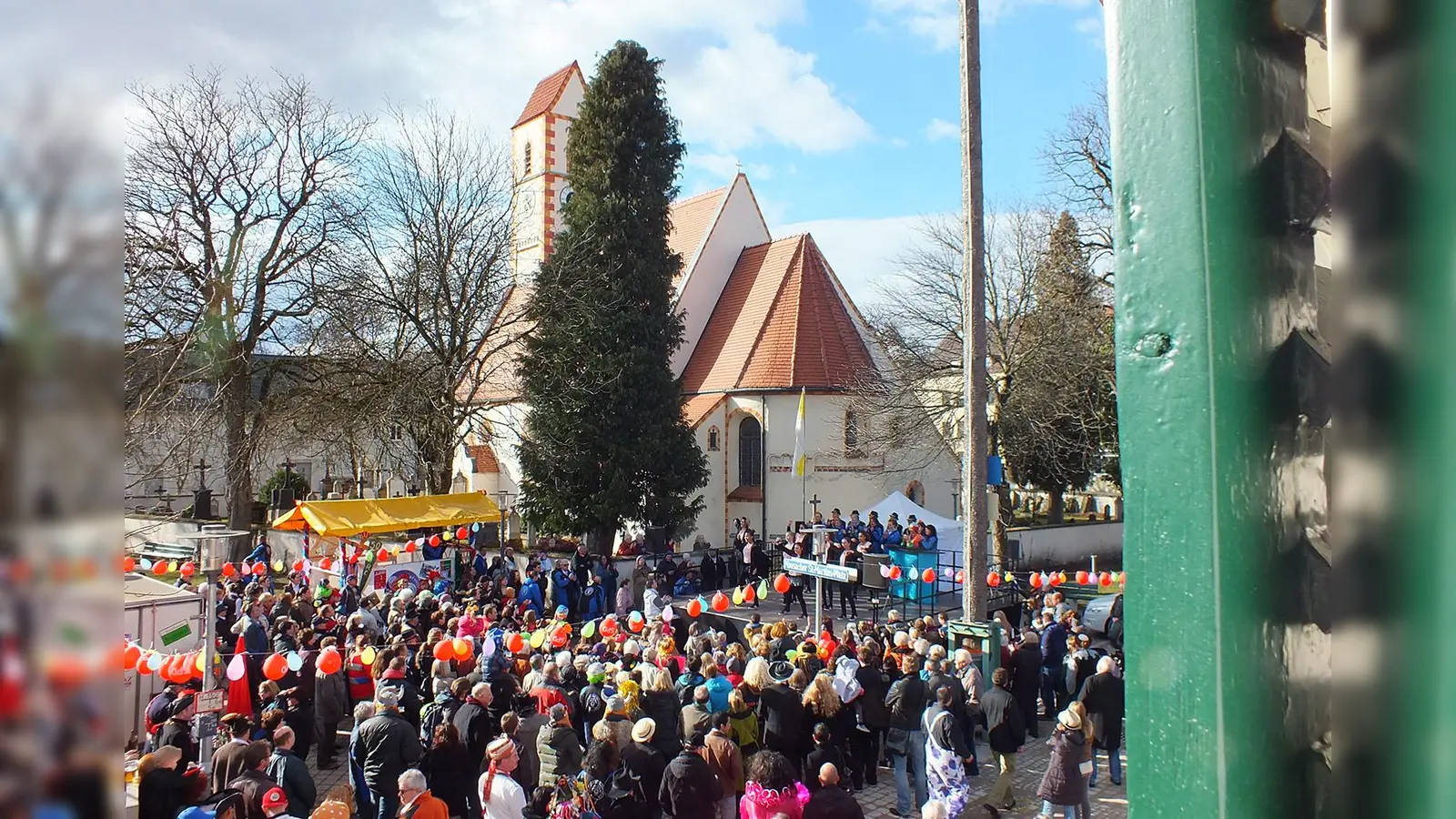 Das bunte Faschingstreiben auf dem Moosacher St.-Martins-Platz findet bei jedem Wetter statt.  (Foto: VA)