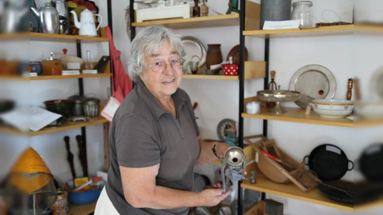 Im Karlsfelder Heimatmuseum sind mehrere Mohnmühlen ausgestellt, wie sie früher zur Zubereitung der Kirchweihkuchen benutzt wurden. (Foto: hö)