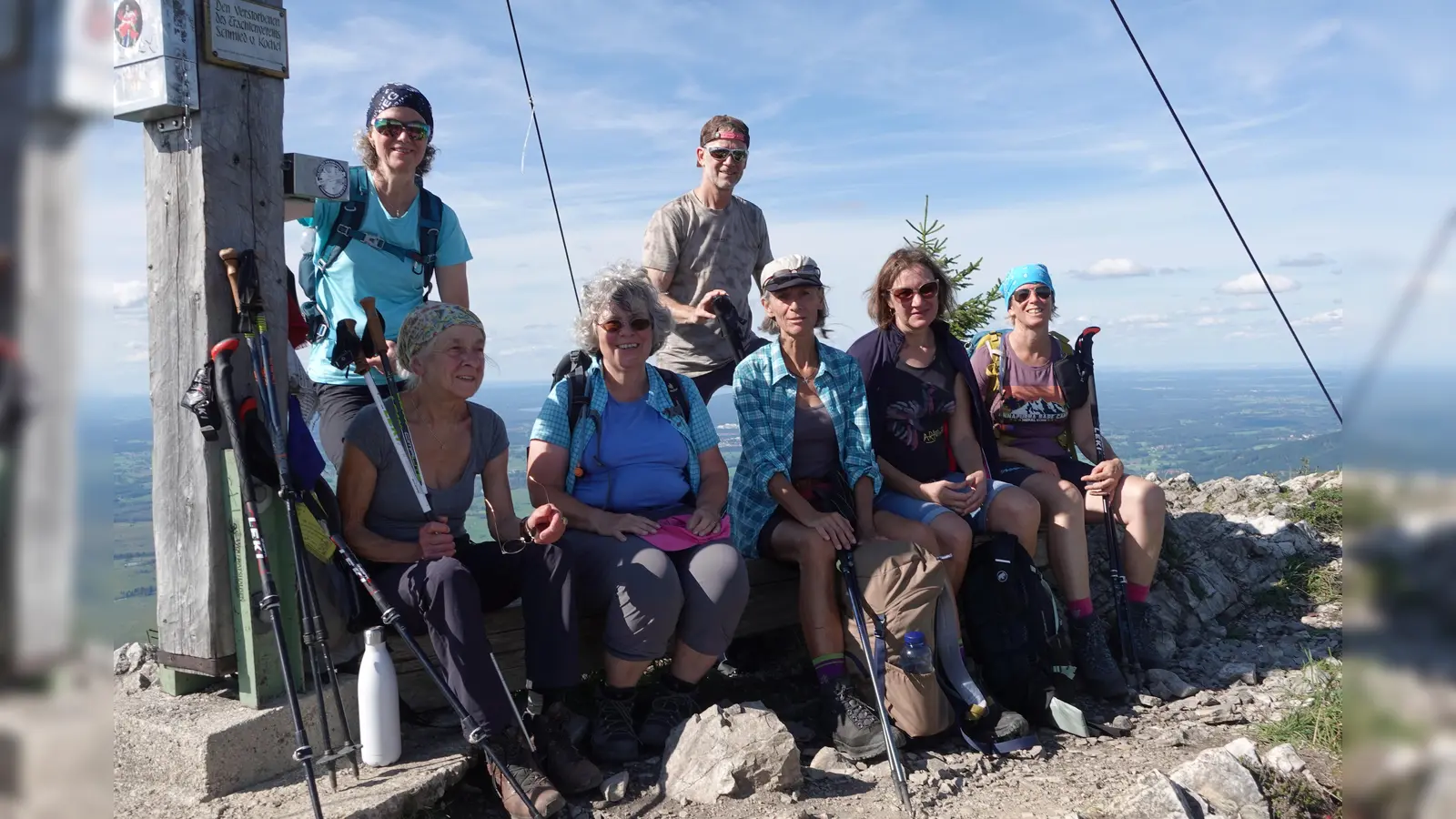 Die Gruppe freute sich auf dem Rabenkopf über einen AUsflug bei bestem Wanderwetter. (Foto: Alpenverein)