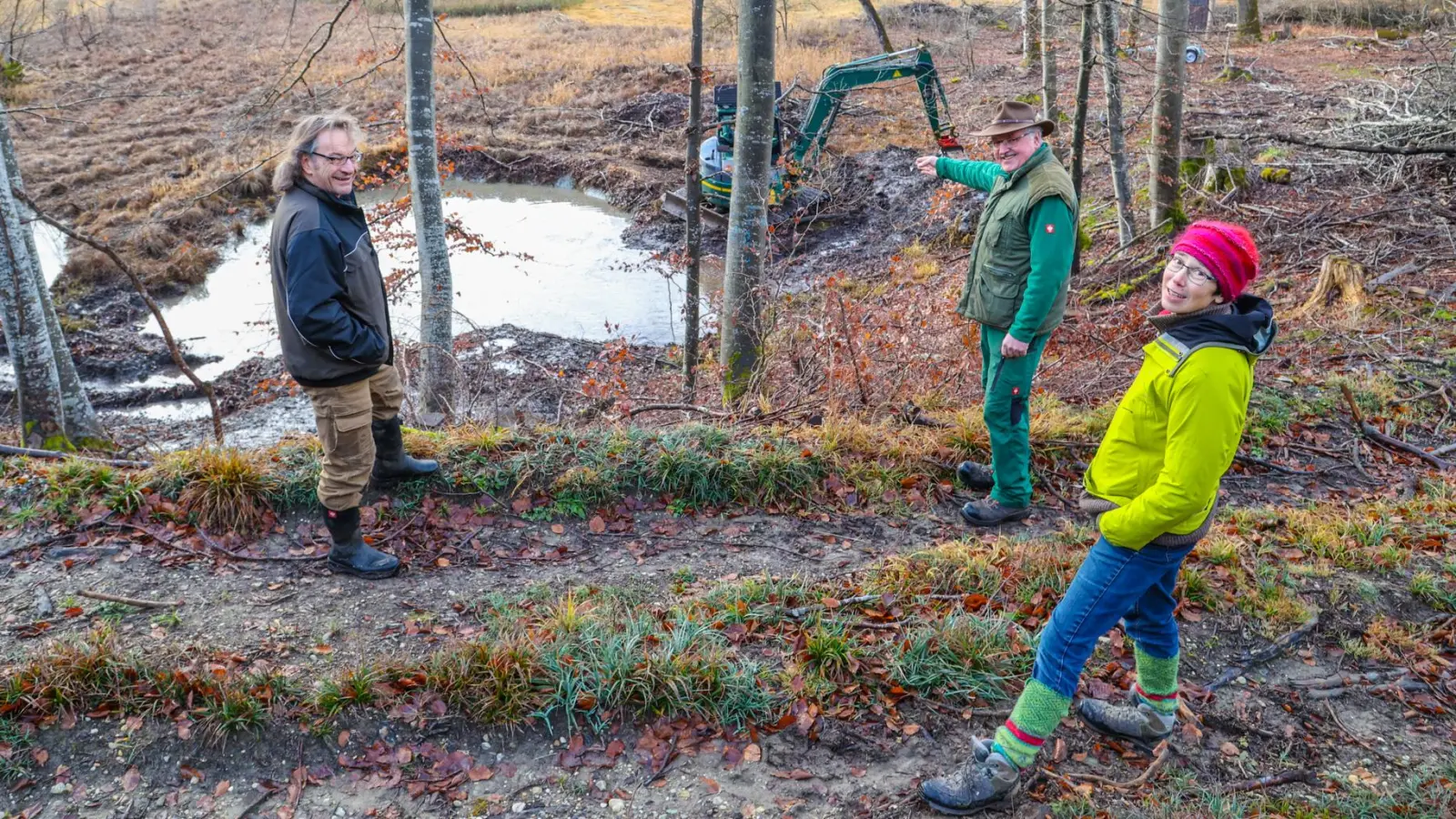 Der Amphibienbeauftragte Reinhard Maier, Johann Ludwig (Landschaftspflege) und Dipl. Forstwirtin Franziska Kalz (Rathaus Herrsching) trafen sich Vorort am Laichgewässer.<br><br> (Foto: Gemeinde Herrsching)
