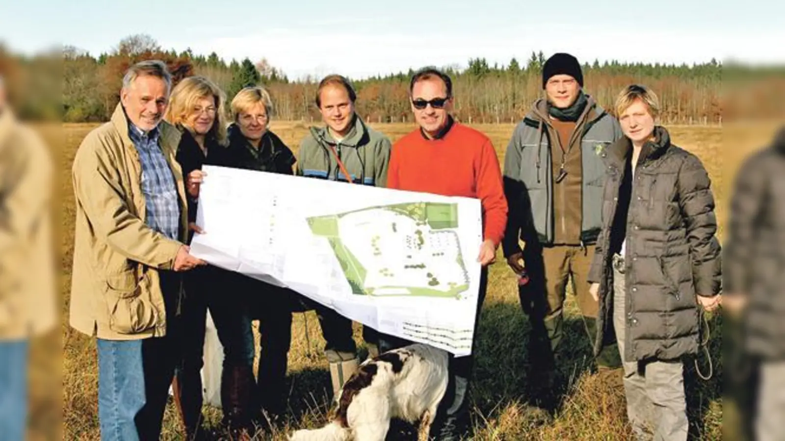 Bürgermeister Jörg Pötke (l.) mit Bauamtsleiterin Karin Mosch (2. v. l.) und Landschaftsarchitekt Ralph Kulak (3. v. r.)  (Foto: mst)