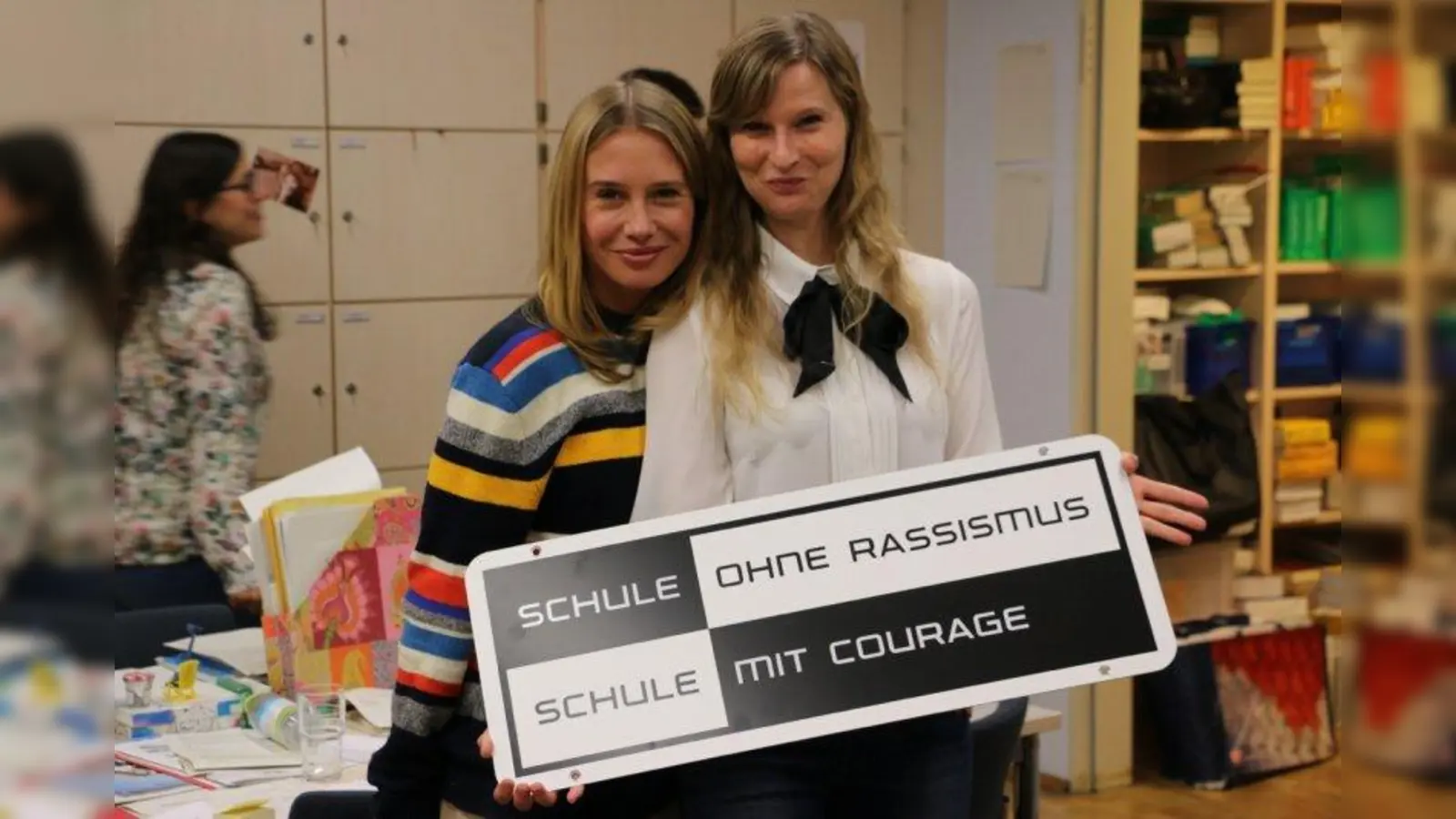 „Schule ohne Rassismus – Schule mit Courage“: Schauspielerin Nadeshda Brennicke (l.), die Patin des Projekts, zusammen mit Miriam Bergener, der Verbindungslehrerin am Louise-Schroeder-Gymnasium. (Foto: Fritz Walter)