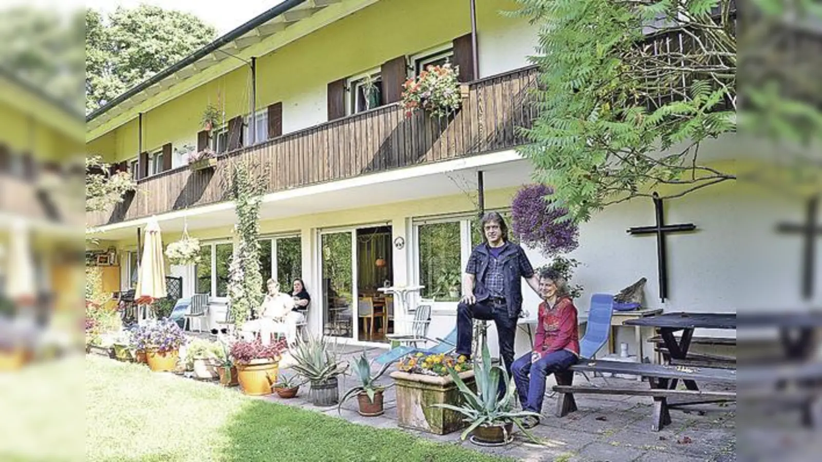 Ingrid und Norbert Trischler vor dem Haus in Altenburg, in dem sie eine Wohngemeinschaft von ehemaligen Strafgefangenen betreuen.	 (Foto: Sybille Föll)
