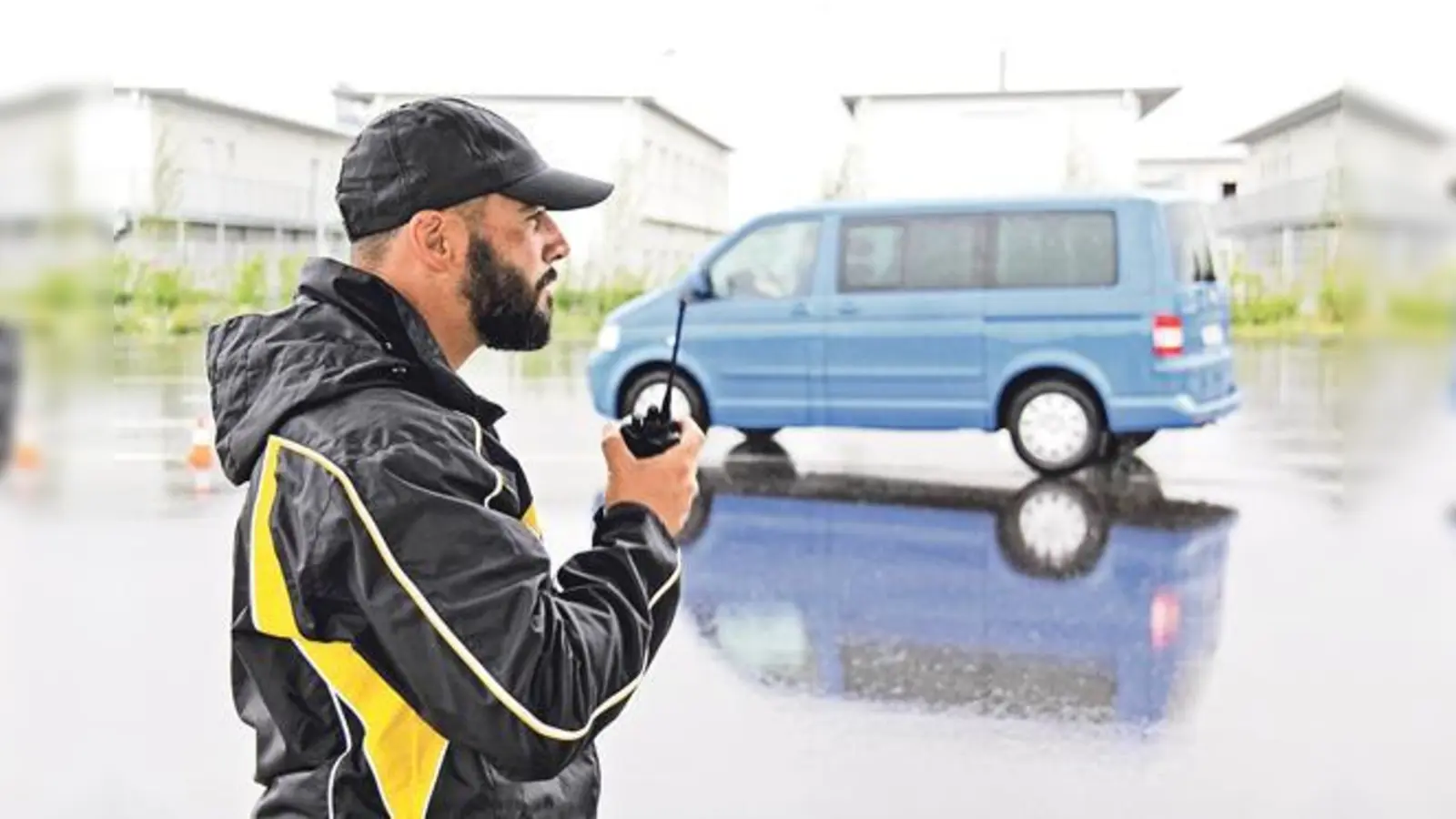 Trainer Tom Keil instruiert die Teilnehmer über Sprechfunk.	 (Foto: ADAC)