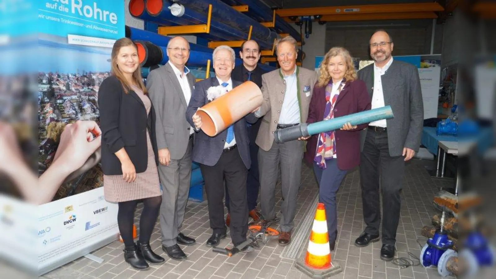 Das Team der AWA und Vertreter verschiedener Wasserbehörden informierten am Aktionstag „Schau auf die Rohre” über die Trinkwasser- und Abwassernetze. (Foto: pst)