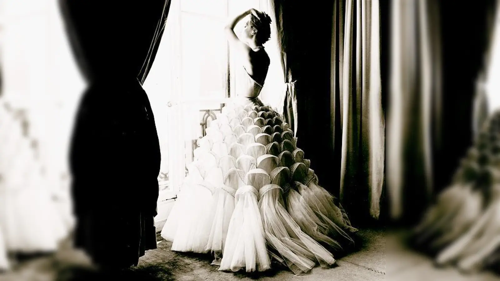 Eng tailliert durch die Fünfziger Jahre: Modell in Kleid von Jacques Griffe, fotografiert 1953 von Regina Relang. 	 (Foto: Münchner Stadtmuseum)