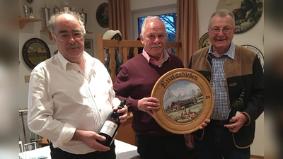 Die Gewinner der Endschiebe (von links): Schützenmeister Paul Wischnwski, Max Wischnewski sowie Peter Adam. (Foto: Schützengesellschaft "Eintracht" Etterschlag e.V)