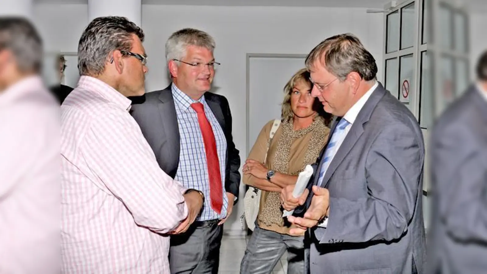 Diskussionsbedarf im Anschluss an die Sondersitzung (v. l.): Andreas Windorfer, Elternbeiratsvorsitzender Fasanenschule, Initiator Patrick Waubke und Bürgermeister Wolfgang Panzer.	 (Foto: Kohnke)