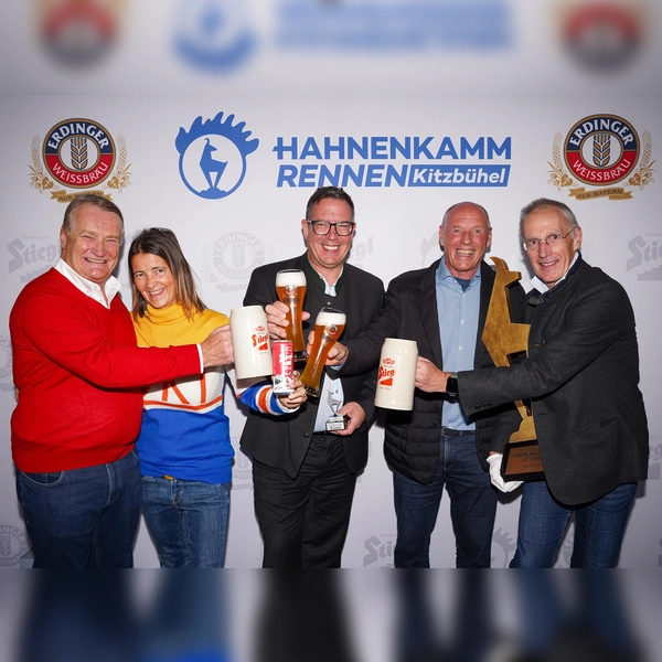 Dr. Heinrich Dieter Kiener und Alessandra Kiener (beide Eigentümer Stiegl Privatbrauerei), Wolfgang Kuffner (Geschäftsführer Marketing und Vertrieb ERDINGER Weißbräu), Harti Weirather (Gründer WWP) und Michael Huber (Präsident Kitzbüheler Skiclub) stoßen auf die neue Bierpartnerschaft an (von links).. (Foto: Roland Hoelzl)