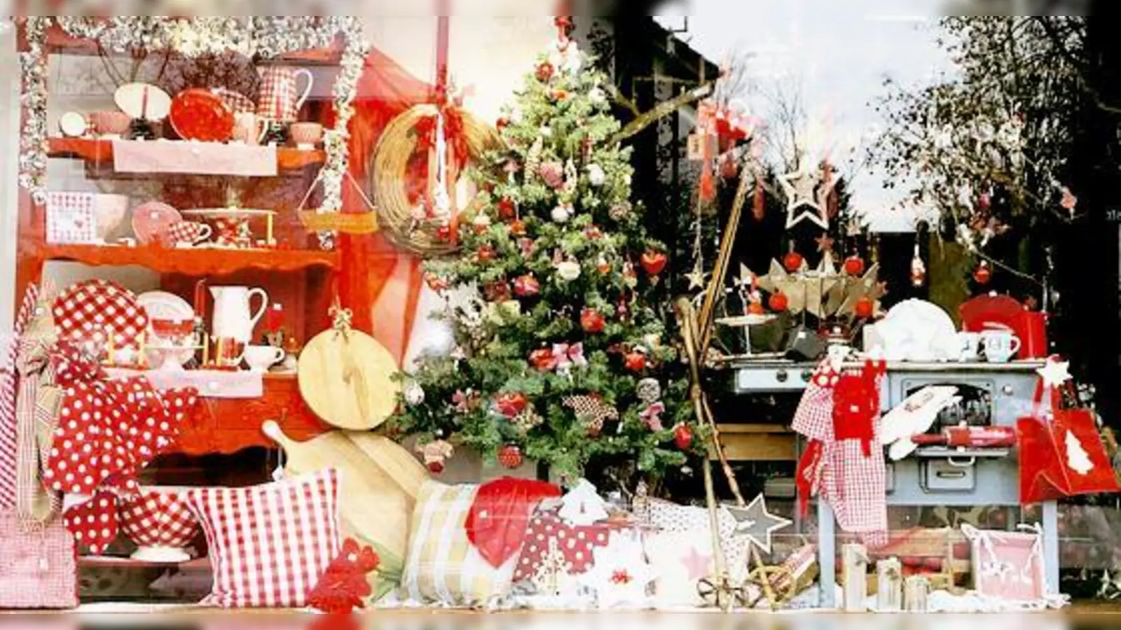 Vor manchen Schaufenstern möchte am liebsten stundenlang stehen bleiben, so schön sind sie dekoriert.  (Foto: pb)