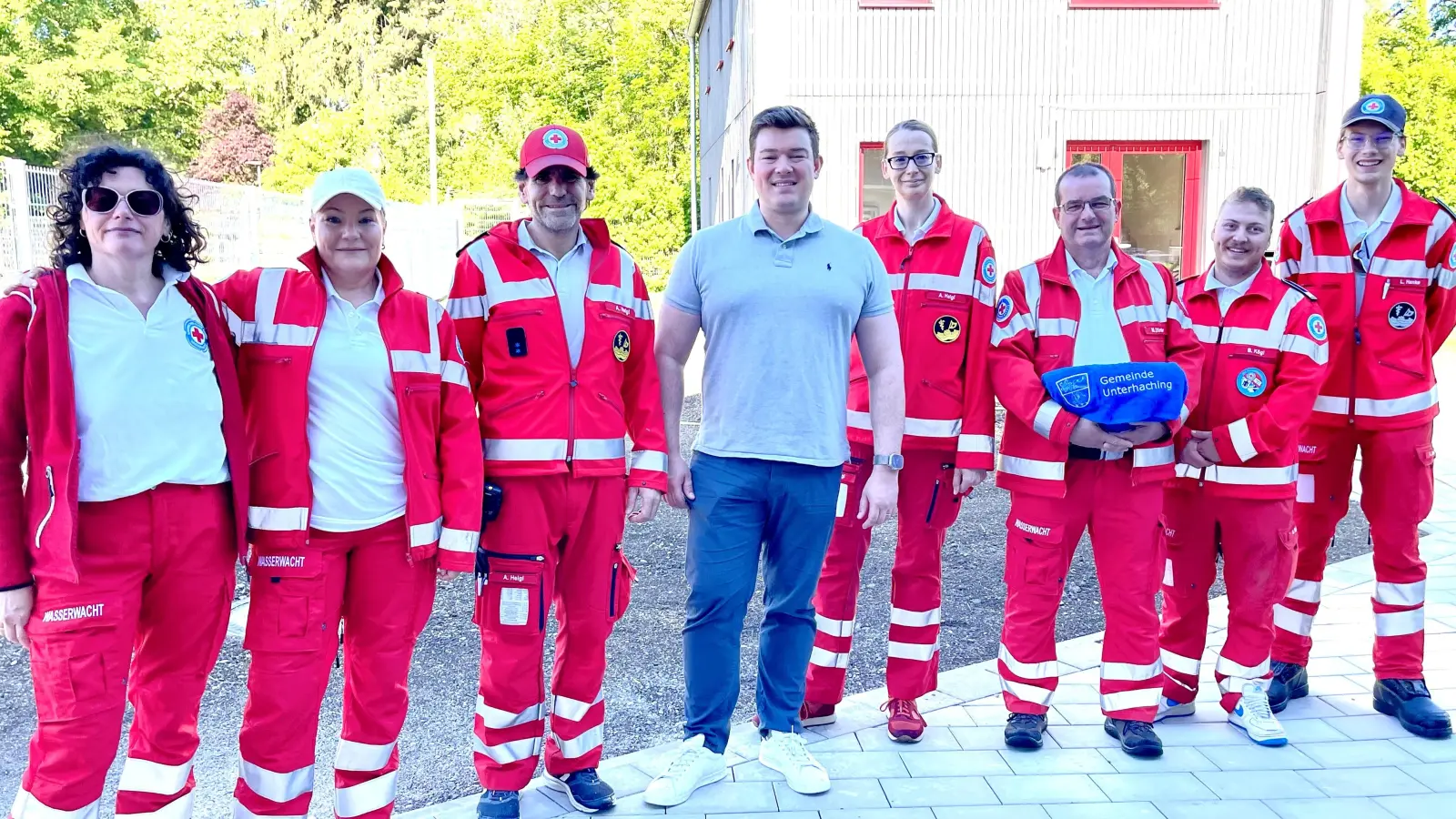 Bürgermeister Korbinian Rausch (Mitte) mit der Leitung der BRK Wasserwacht Unterhaching, Alexander Heigl (2.v.l.) und Anja Heigl (2.v.r.) und einem Teil des engagierten Wasserwachtteams. (Foto: hw)