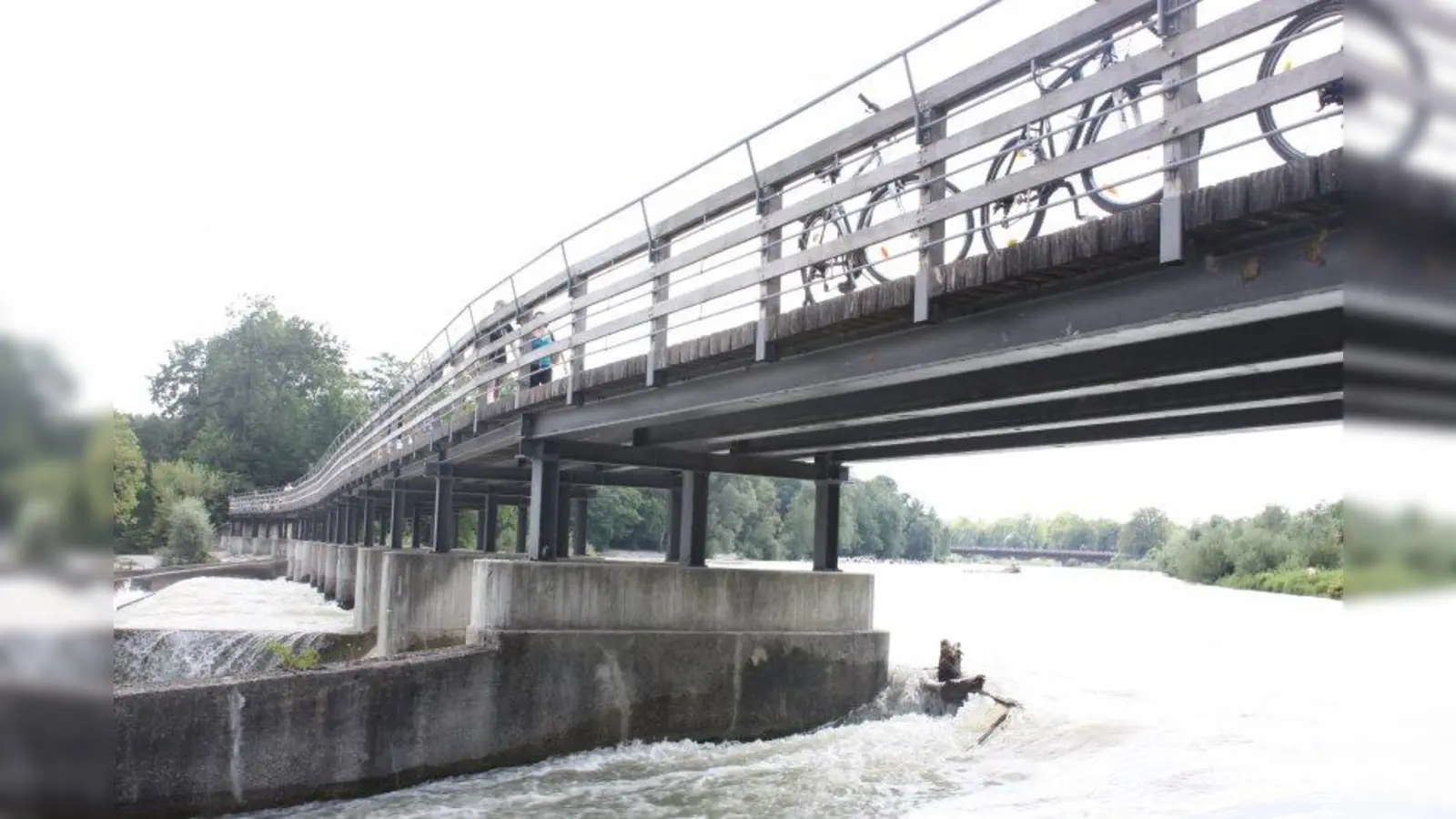 Der Flauchersteg, 340 m lang: Dass Radler hier ihre Räder schieben, ist nicht durchsetzbar. (Foto: job)