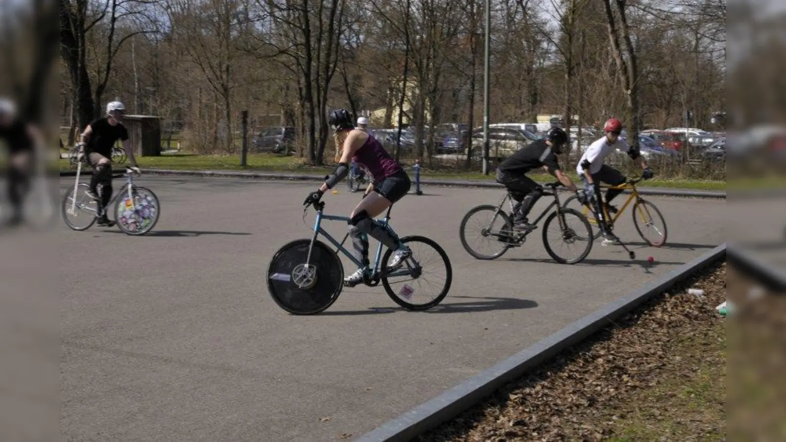 Regelmäßig wird gegenüber der Floßlände Bikepolo gespielt. Ein Problem hier sind die fehlenden Banden. Das könnten sich im Siemenspark ändern. (Foto: waz)