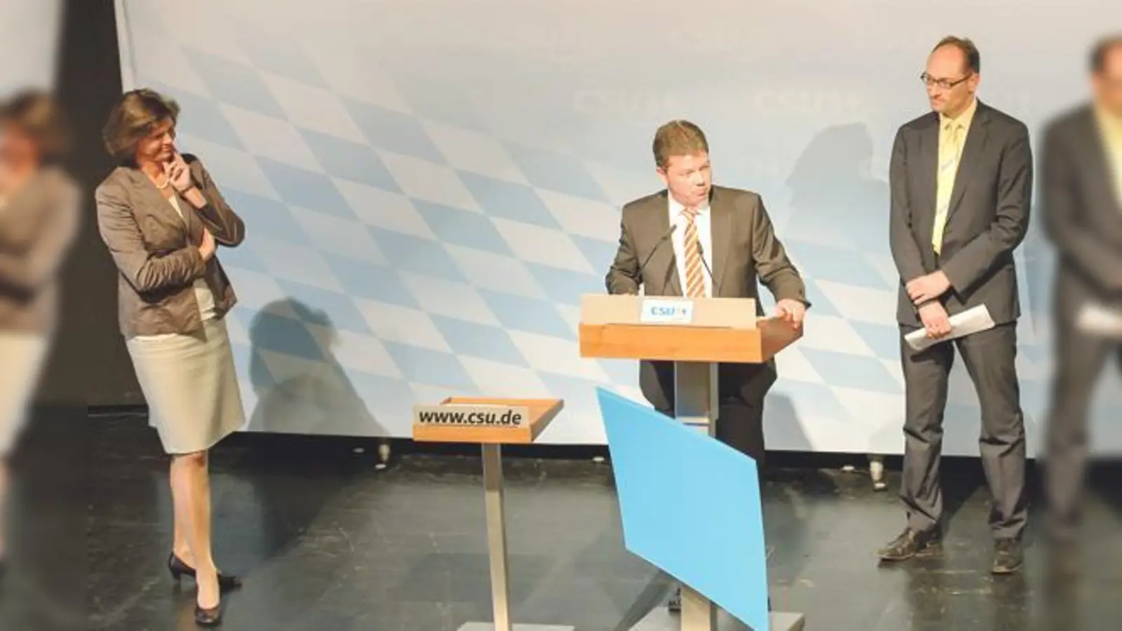 Felbermeier und Seidenath (rechts) bei ihrem Grußwort, flankiert von Ministerin Aigner.	 (Foto: VA/Prinz)