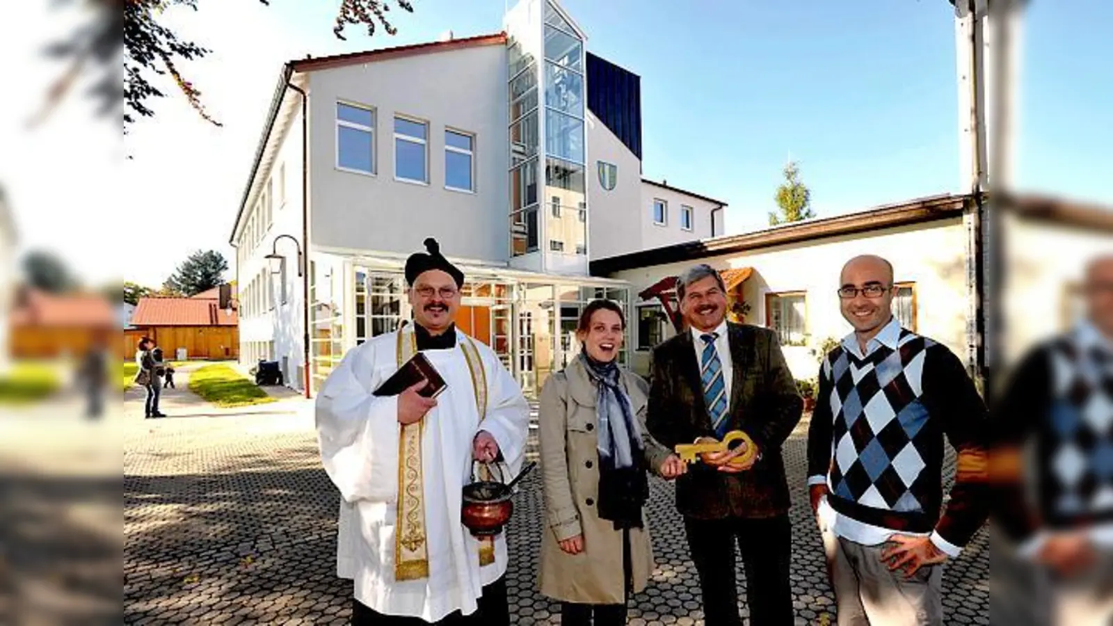 Feiert die Einweihung des Bürgerhauses: (v. l.) Pfarrer Manfred Wurzer, Katharina Frtus, Bürgermeister Johann Eichler und Bauleiter Stefan Mohr. 	 (Foto: Schunk)