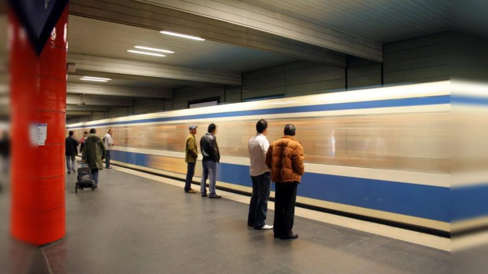 Vielen sei nicht bekannt, dass sich unter jedem U-Bahnsteig ein Fluchtraum befindet. (Foto: Marco Barnebeck (Telemarco)/pixelio.de)