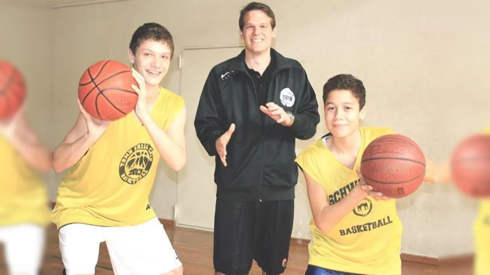 Finn (l.) und Joshua (r.), hier mit Trainer Tobias Brütting, wollen im Basketball hoch hinaus: mindestens in die deutsche Bundesliga oder in die NBA. 	 (Foto: scy)
