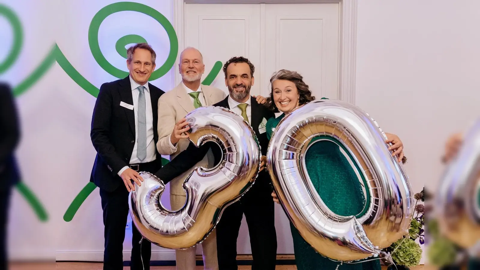 Der Vorstände von „Neue Wege”, Philipp Steichele, Ulrich Wiltschko, José Silva Cerqueira und Andrea Barth (v.l.), freuen sich über das Jubiläum der Kinder- und Jugendhilfseinrichtung. (Foto: NEUE WEGE e.V.)