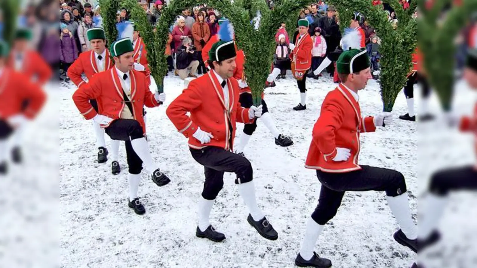 Die Schäffler aus Ismaning drehten in Ottobrunn am Samstag ihre Runde.	 (Foto: Pietsch)