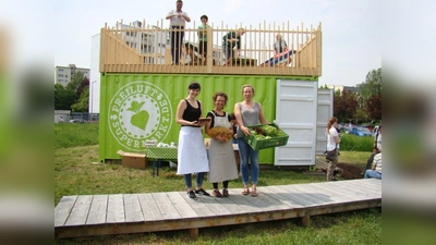 Kuchentratsch-Praktikantin Julia, Freiluftboxverkäuferin Livia Pais-Lettner und Stadtteilmanagerin Rosa Kraus (von links) freuen sich über das frische Gemüse. (Foto: pst)